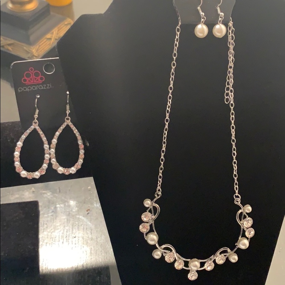 Tie the knot white necklace set